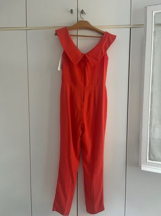 Mono de color salmón para fiestas o bodas