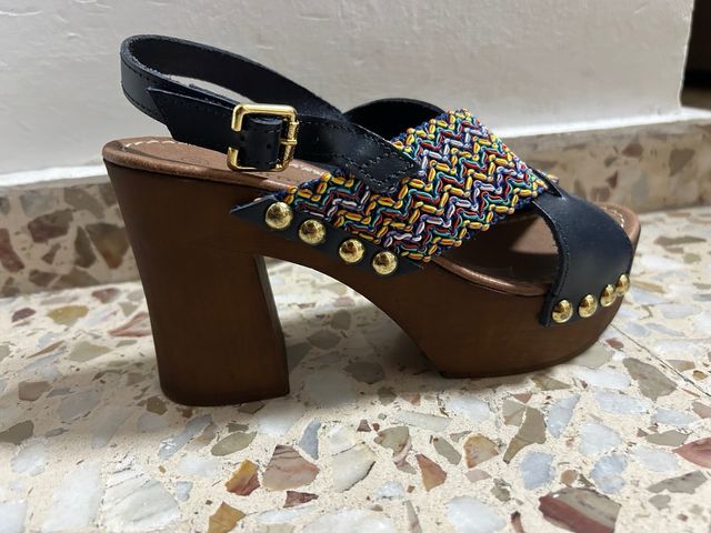 Tacones azul y multicolor