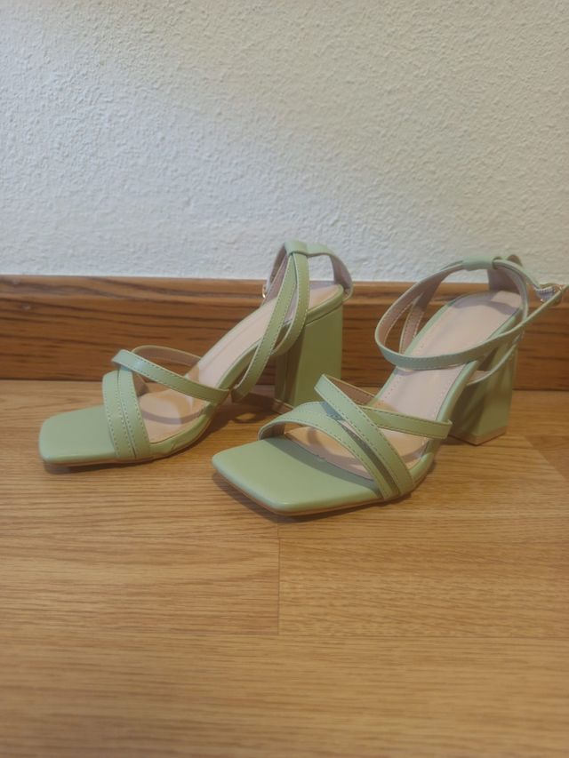 Sandalias tacón verde menta de segunda mano por 22 EUR en
