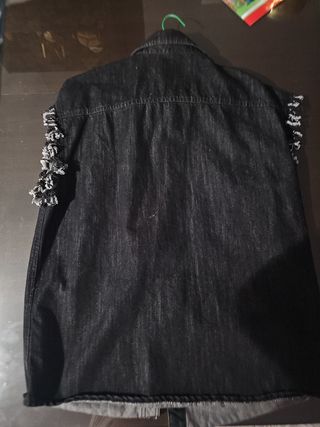 Chaleco vaquero negro desgastado