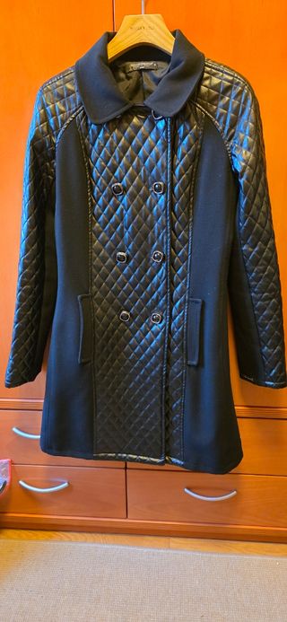 Abrigo negro acolchado