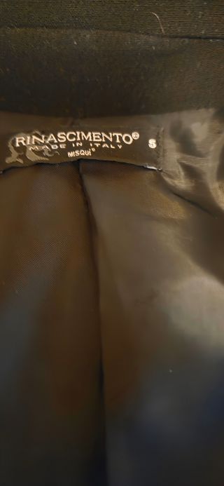 Abrigo negro acolchado