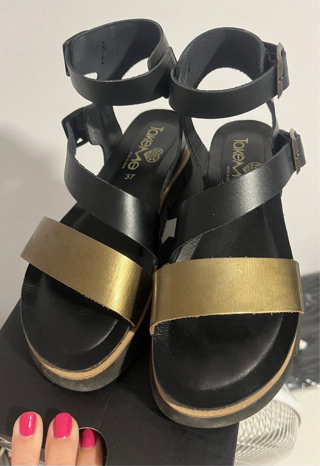 Sandalias doradas y negras, talla 37