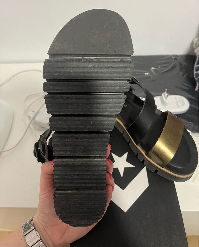 Sandalias doradas y negras, talla 37