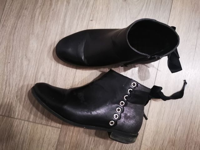 Botas pretas cano curto com laço