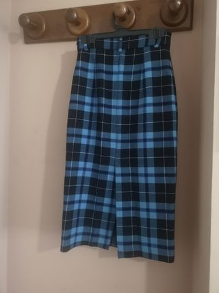 Falda escocesa azul y negra