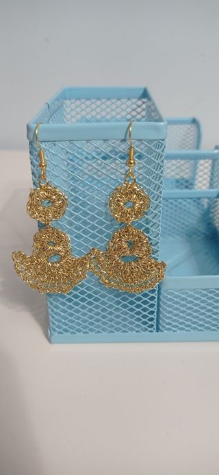 Pendientes dorados crochet