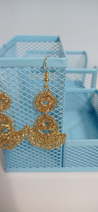 Pendientes dorados crochet