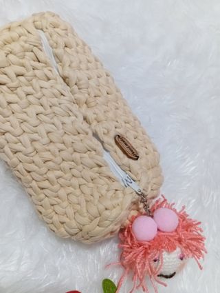 Bolso tejido con llavero