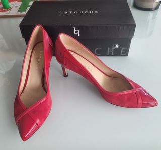 Zapatos de tacón bajo marca Latouche y color rojo.