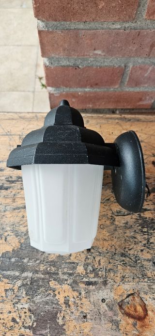 Farola exterior negra y blanca