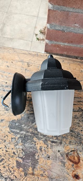 Farola exterior negra y blanca