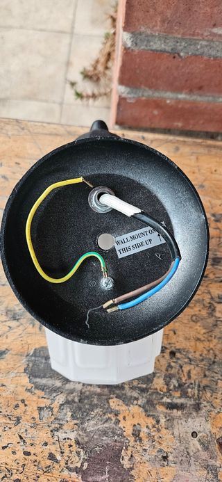 Farola exterior negra y blanca