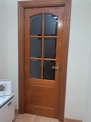 Regalo puerta de madera color cerezo