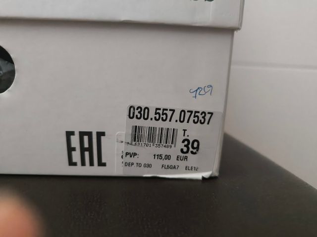 Zapatillas Guess negras con dorado, talla 39