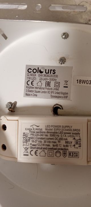 Plafón LED baño: Luz moderna y barra lineal espejo