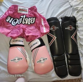 Guantes y espinilleras boxeo Rude Boys