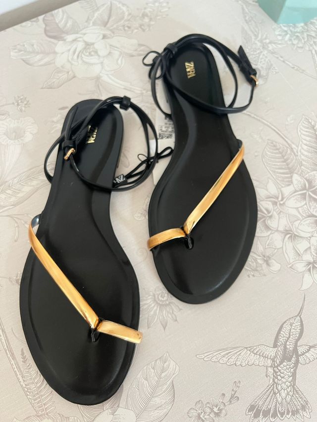 Sandalias planas doradas