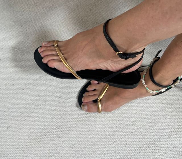 Sandalias planas doradas