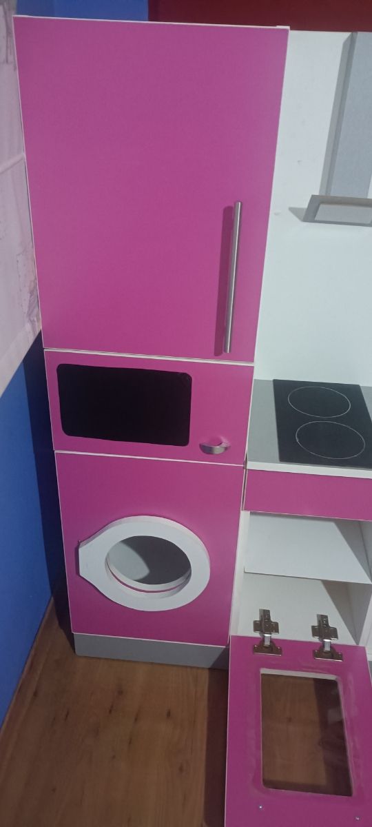 Cocinita infantil madera rosa y blanca.