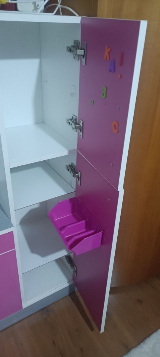 Cocinita infantil madera rosa y blanca.