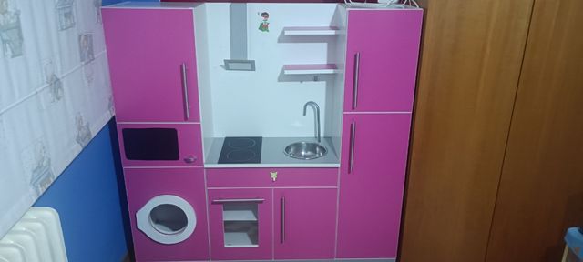 Cocinita infantil madera rosa y blanca.