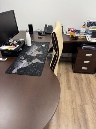 Mesa escritorio marrón + 2 sillas + sillón + cajon