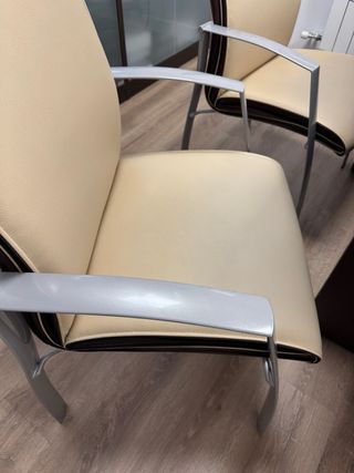 Mesa escritorio marrón + 2 sillas + sillón + cajon