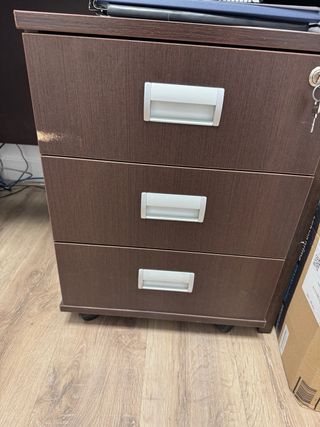 Mesa escritorio marrón + 2 sillas + sillón + cajon