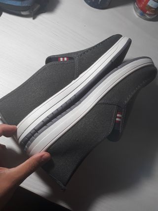Zapatos grises sin cordones talla 41
