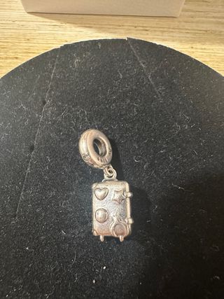 Charm Pandora maleta plata