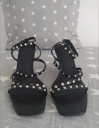 Sandalias negros con tachuelas
