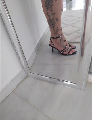 Sandalias negros con tachuelas