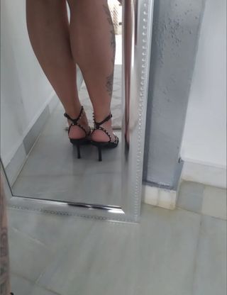Sandalias negros con tachuelas