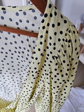 Blusa Mango amarilla lunares