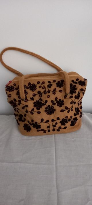 Bolso mostaza - flores bordadas en negro y rojo.
