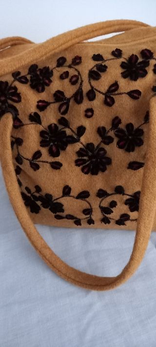Bolso mostaza - flores bordadas en negro y rojo.