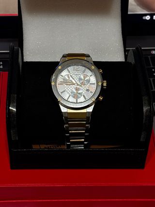 Reloj Ferragamo cronografo dorado y plateado 44mm