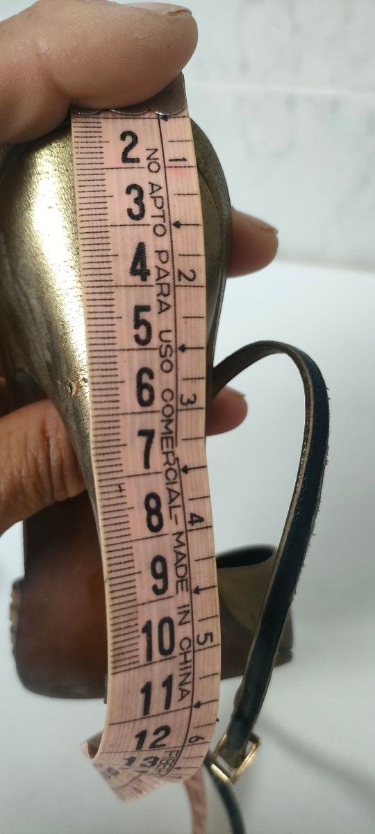 Sandalias Luccalol doradas tacón aguja