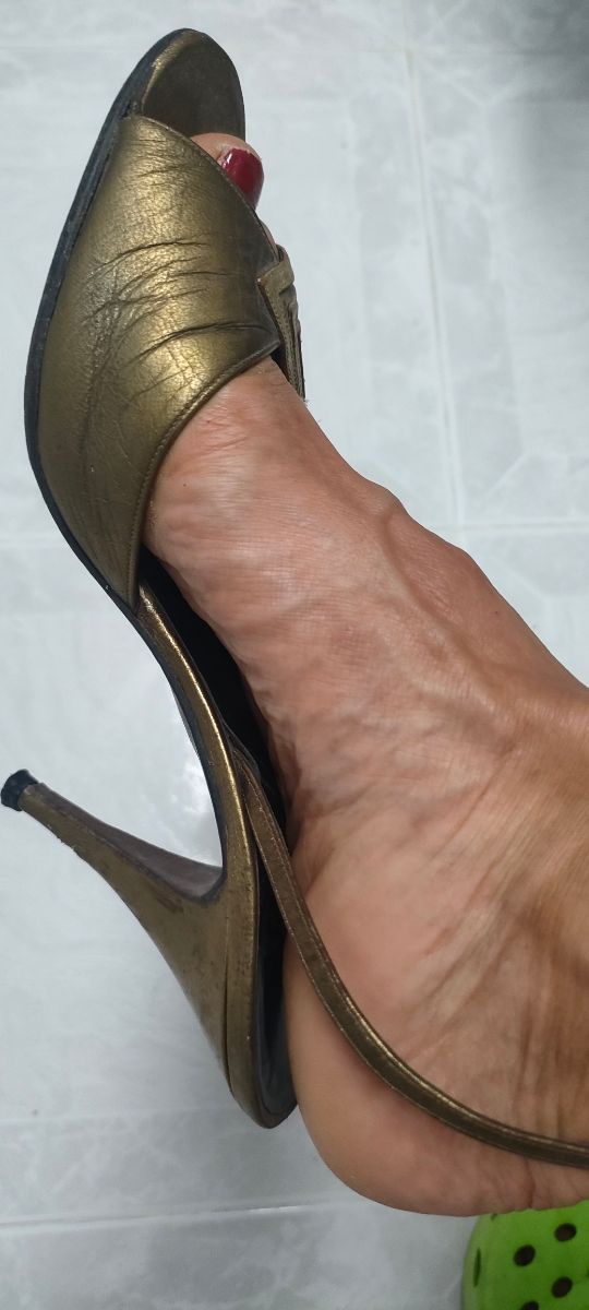 Sandalias Luccalol doradas tacón aguja