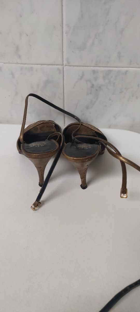 Sandalias Luccalol doradas tacón aguja