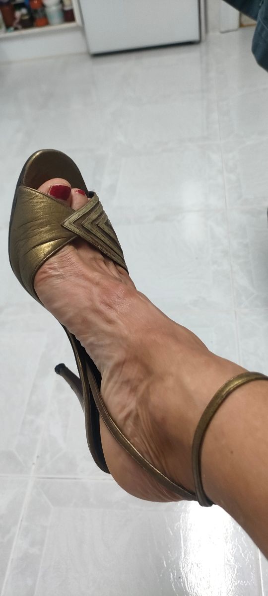 Sandalias Luccalol doradas tacón aguja