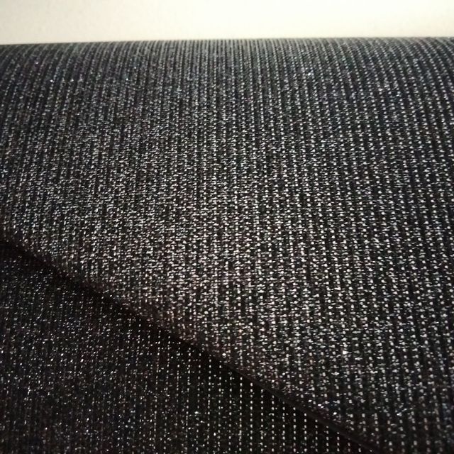 EMBRALAGEM PRETA BRILHANTE COM CADEIA PRATA.