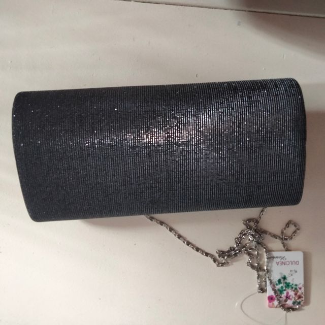 EMBRALAGEM PRETA BRILHANTE COM CADEIA PRATA.