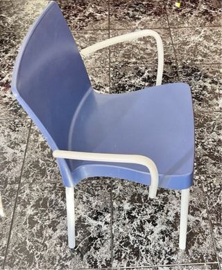 4 Sillas de plástico azul y blanco