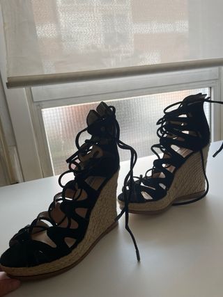 Sandalias cuña negras romanas