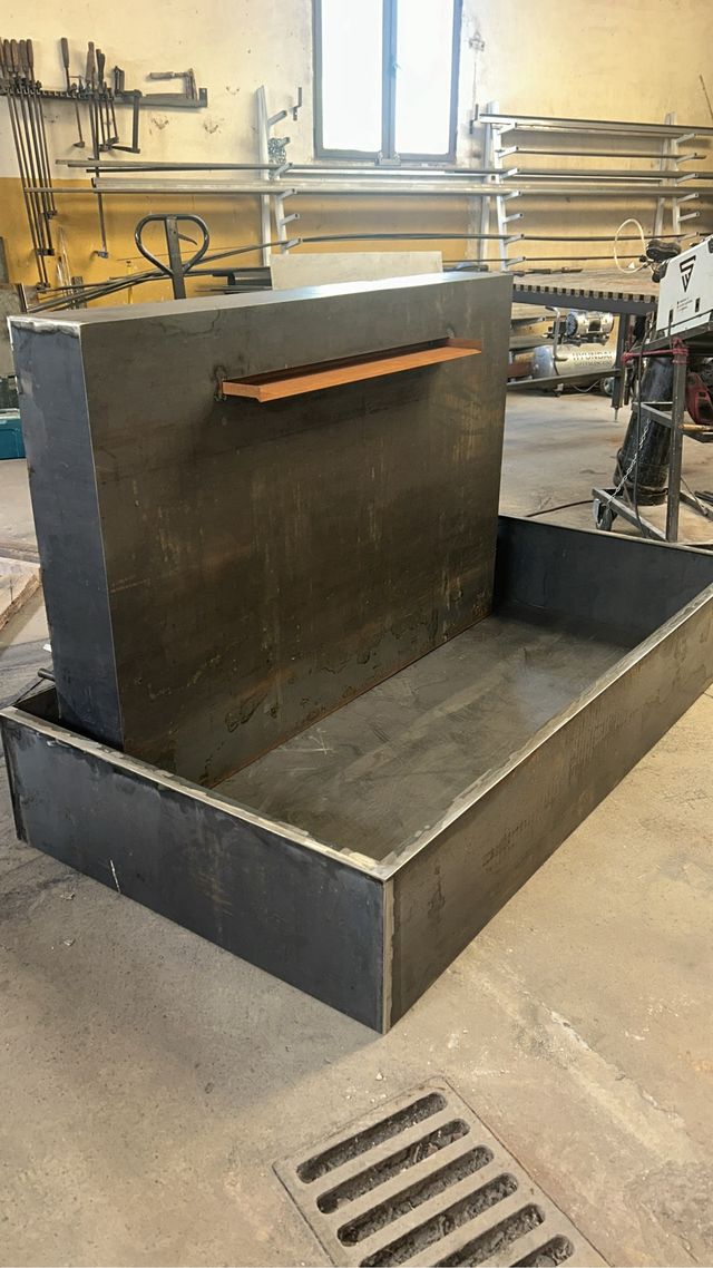 Fonte d'acqua moderna - Decorazione del giardino