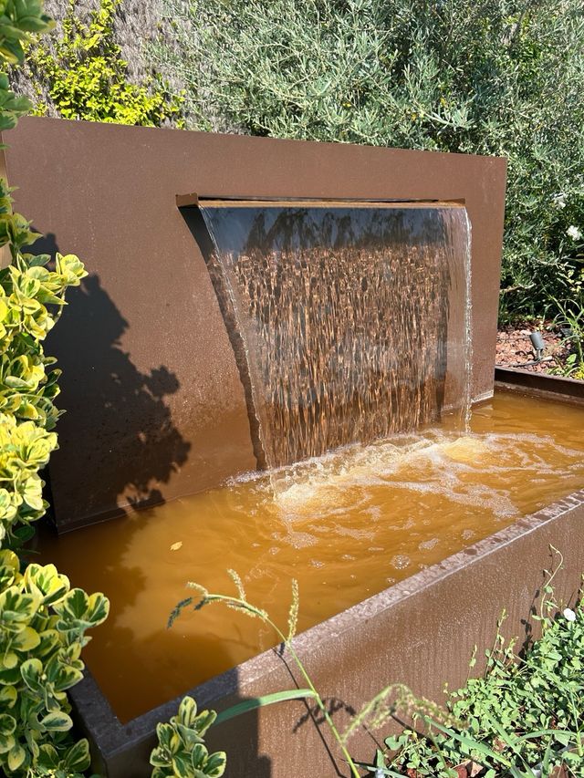 Fonte d'acqua moderna - Decorazione del giardino
