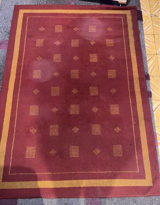 Alfombra roja y dorada