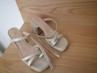 Sandalias tacón dorado cava